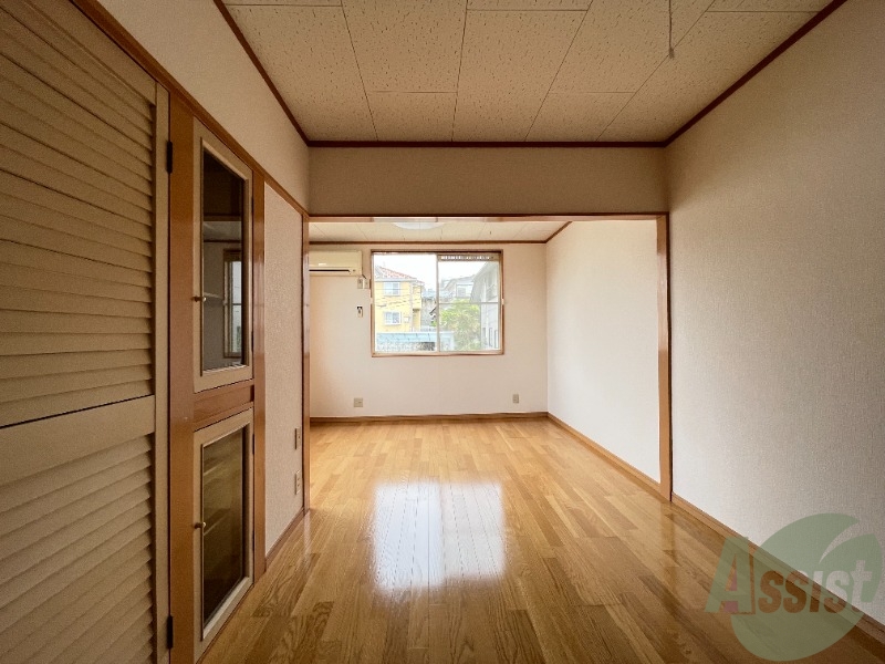 居室・リビング　８帖の洋室です。広々として、きれいですね。