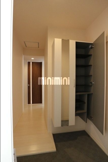 玄関　玄関とシューズボックス