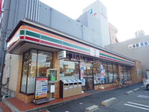 コンビニ　セブンイレブン（コンビニ）まで300m