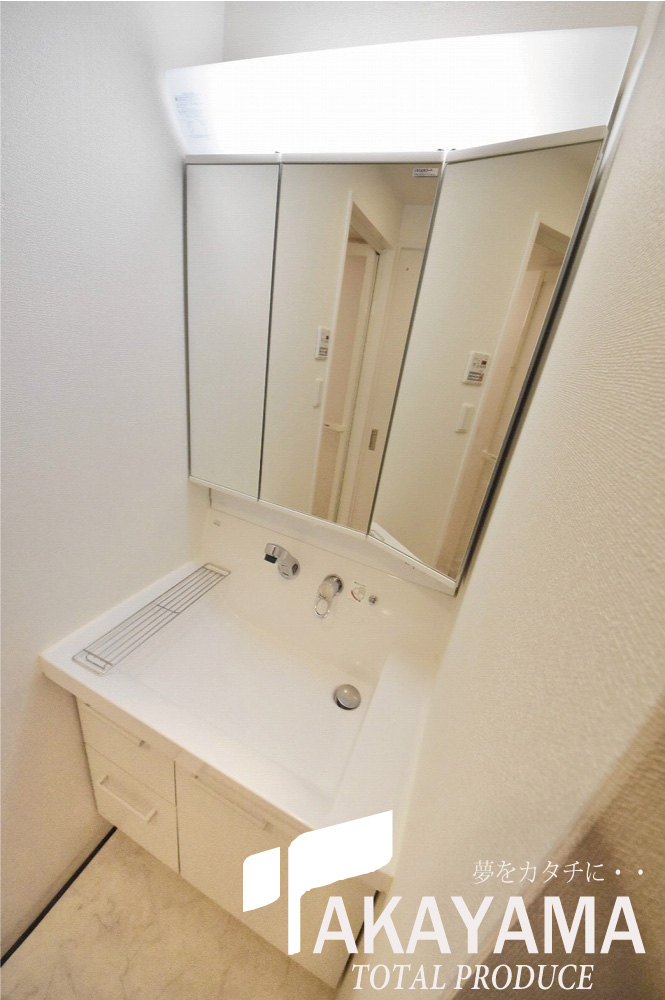 収納　洗面所、三面鏡のシャンプードレッサー完備★