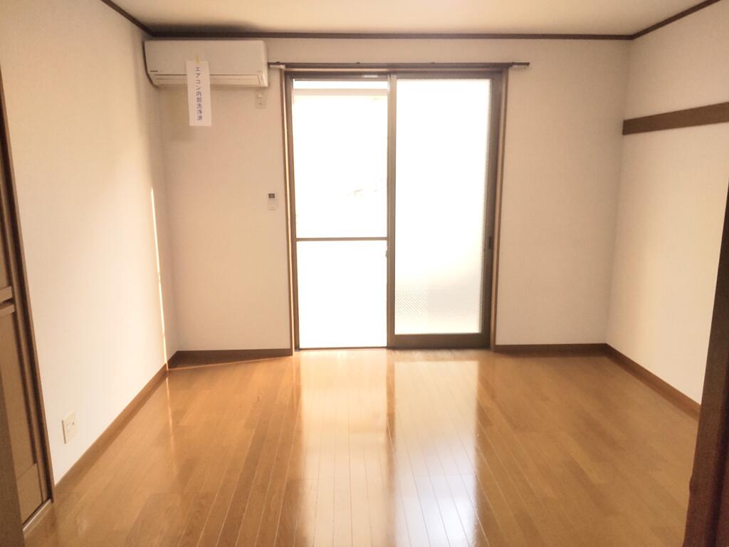 居室・リビング　居室約８帖、キッチン約４帖、バストイレ別でゆとりの生活空間