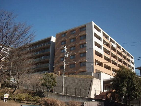 横浜市神奈川区三ツ沢下町のマンションの建物外観