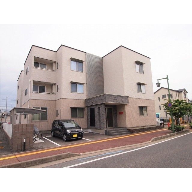 新潟市中央区八千代のアパートの建物外観