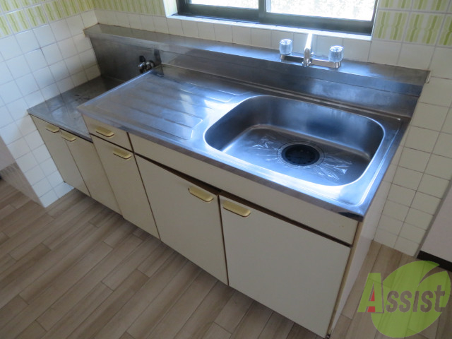 キッチン　シンプルなキッチンタイルの模様が可愛いですね。