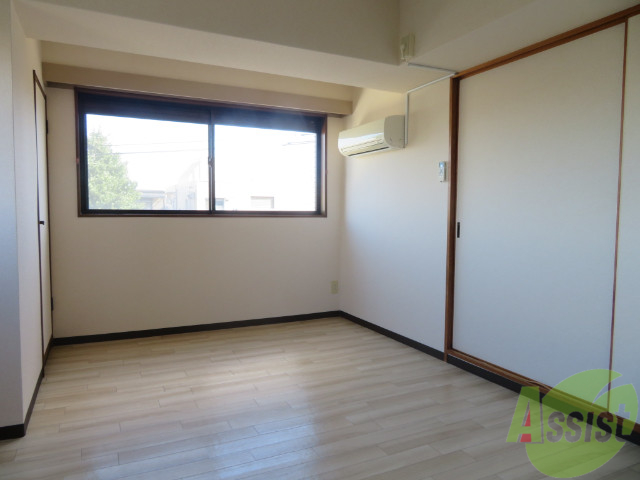 その他部屋・スペース　こちらは８帖の寝室です。シンプルで落ち着きのあるお部屋です。