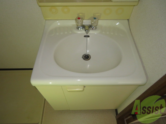 洗面設備　独立洗面台で朝の支度にも助かりますねー。