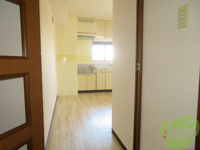 玄関　こちらは玄関からの目線になります光が届いて明るいですね