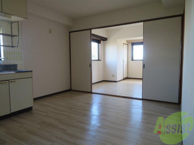 居室・リビング　ダイニングキッチンを撮影しました。日射しがあり明るい印象。