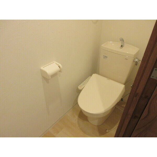 トイレ　あったらうれしいウォシュレット付き♪