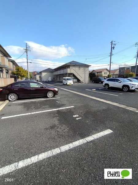 【常滑市かじま台のアパートの駐車場】