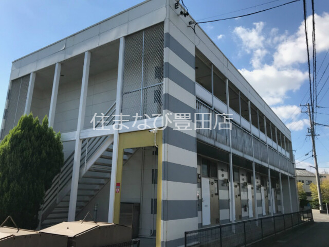 【安城市弁天町のアパートの建物外観】