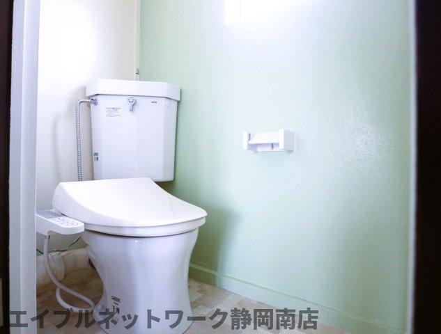 トイレ　落ち着いた色調のトイレです