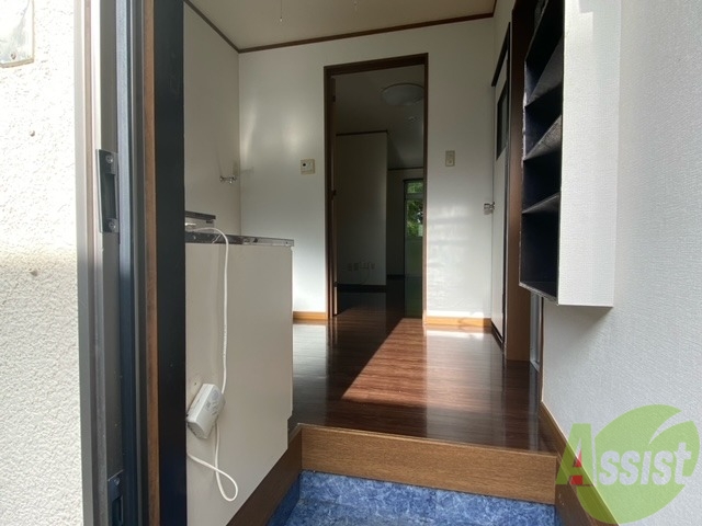 玄関　玄関から撮影しました。明るい印象ですね。