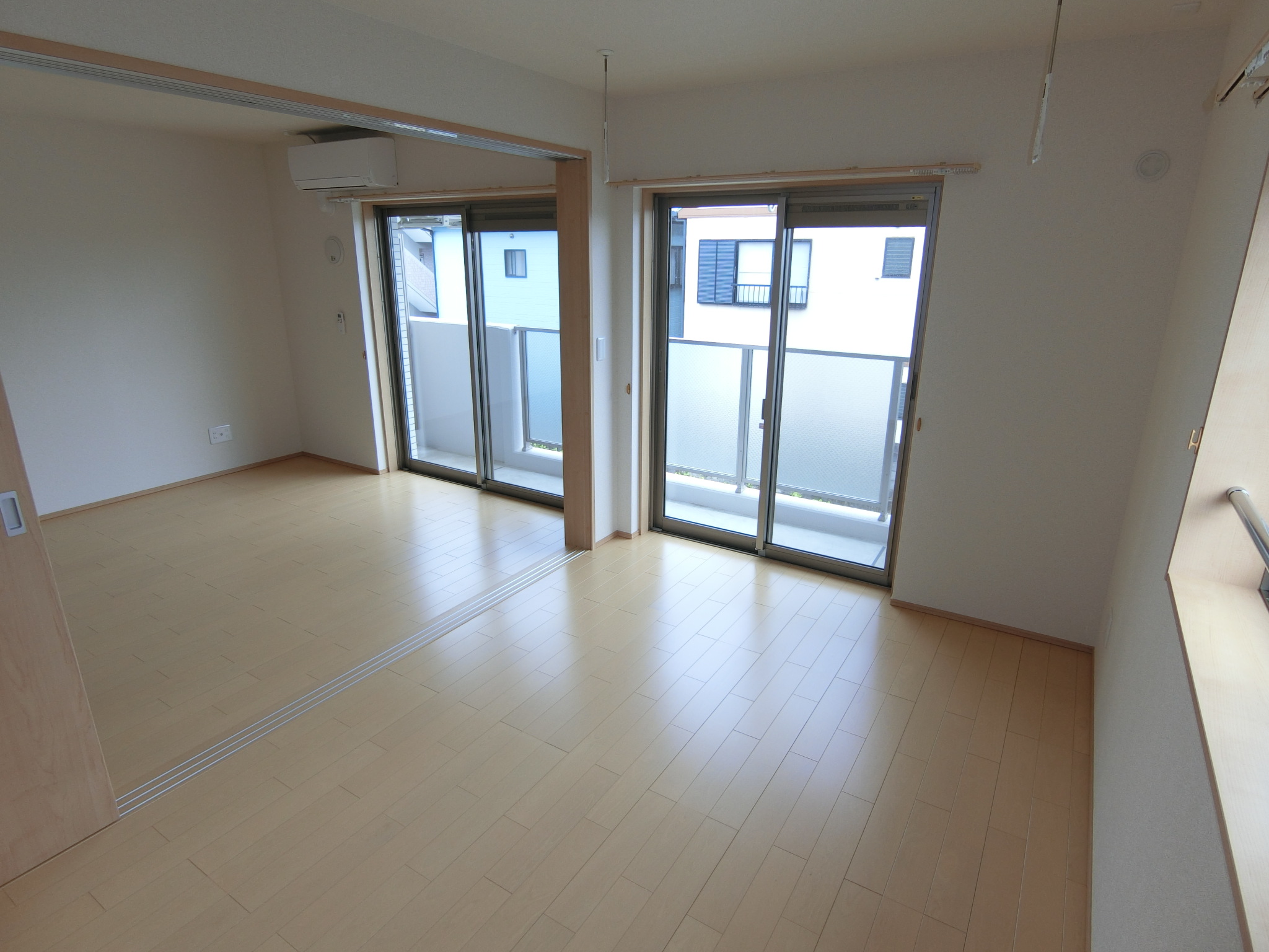 その他部屋・スペース　洋室からリビング