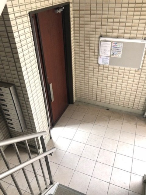 【出雲市大津町のアパートのエントランス】