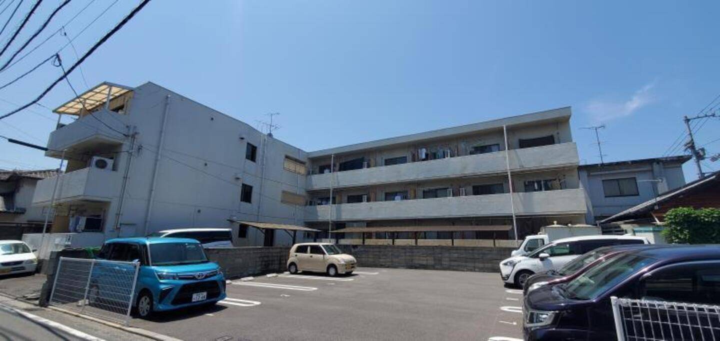 松山市美沢のマンションの建物外観