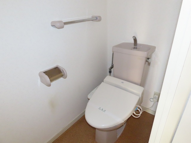 トイレ　同物件別号室の写真です。