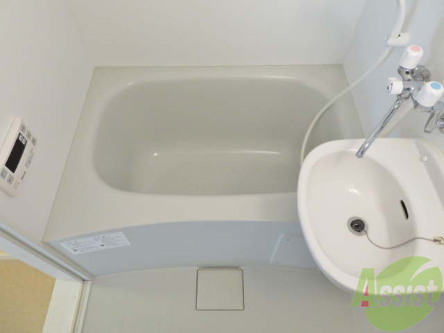 バス・シャワールーム　お風呂はこちらです。追い焚きも付いてますよ