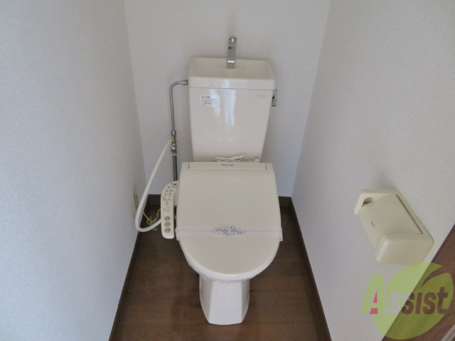 トイレ　ウォシュレット機能がついたトイレです。安心して使用できますね