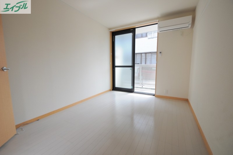 居室・リビング　号室によって家電付き※写真と現状が異なる場合は現状を優先