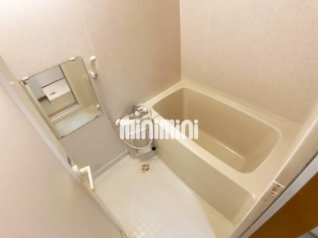 バス・シャワールーム　バスルームには鏡がございます。