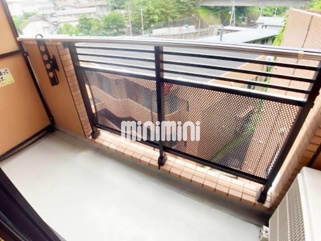 バルコニー　外で洗濯物を干すことができますね。