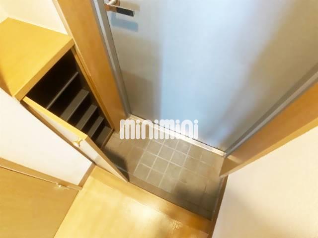 玄関　下駄箱があるので玄関をスッキリ使えます。