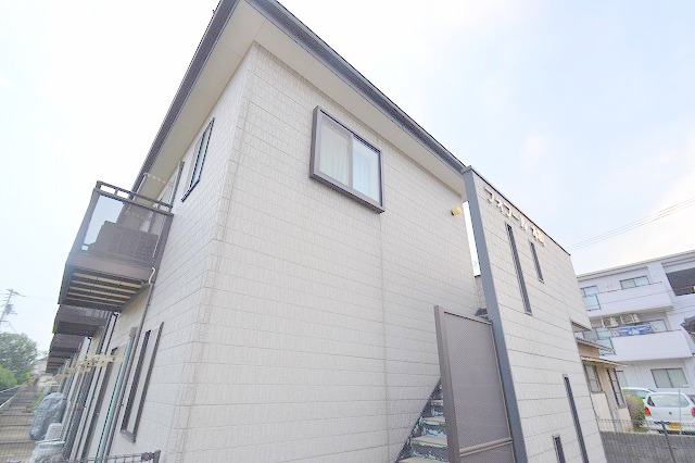 建物外観　スーパーもすぐとなりにありますよ。