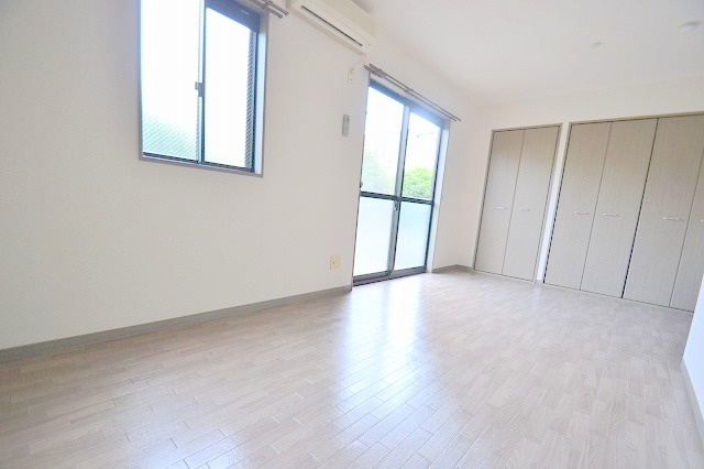 居室・リビング　窓も二面で明るい居室です。