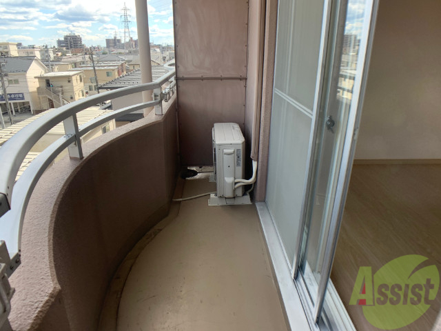 バルコニー　バルコニーは幅があり、広い印象を受けました。