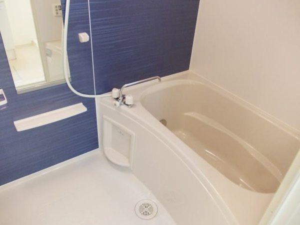 バス・シャワールーム　浴室乾燥機、追い焚き機能付きバス！