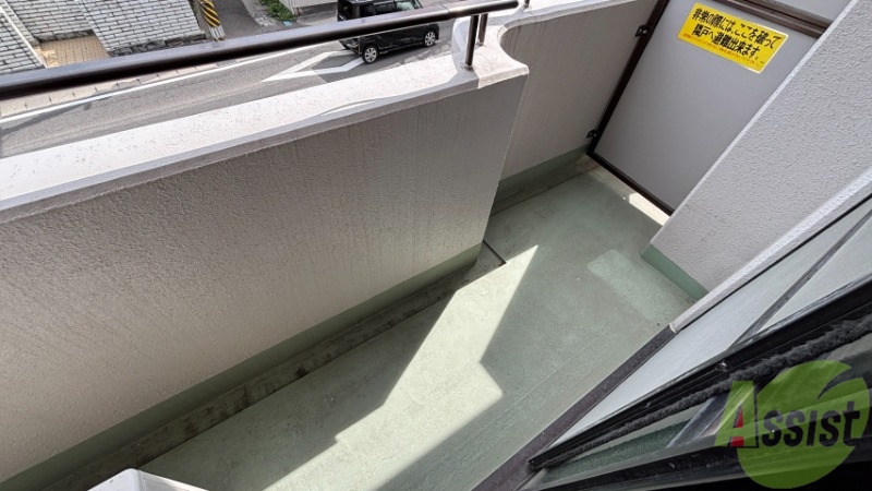 バルコニー　バルコニーは洗濯物を干すのに十分な広さがありますね。