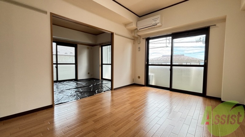 居室・リビング　１１．３帖のＬＤＫ。引き戸を開けるとさらに開放感があります。