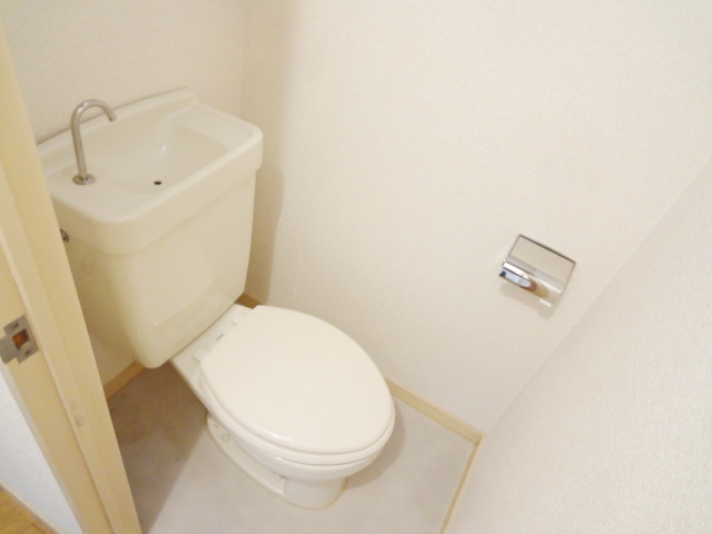 トイレ　同物件別号室の写真です。