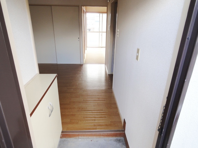 玄関　同物件別号室の写真です。