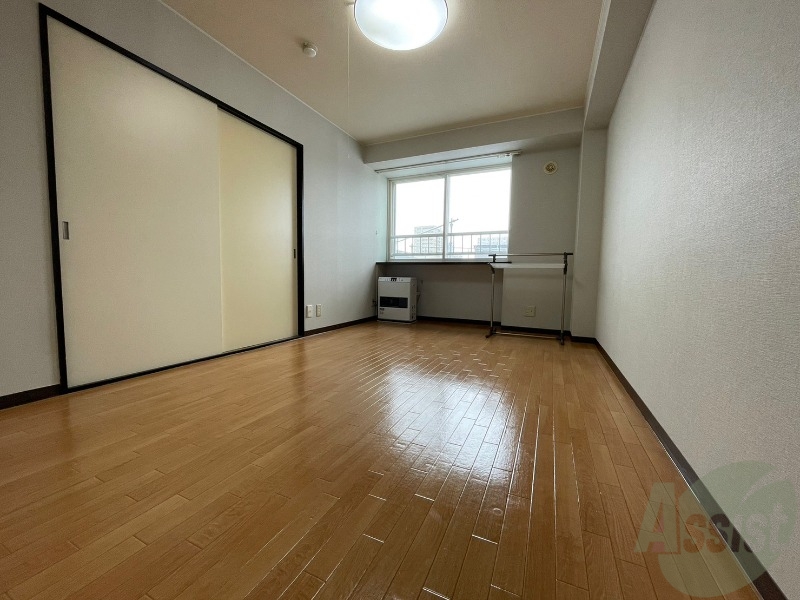 居室・リビング　木目のフローリングは落ち着きのある印象のお部屋になりますね。