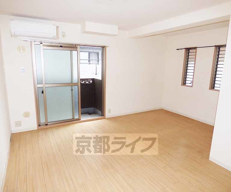 居室・リビング　落ち着いた雰囲気のお部屋です