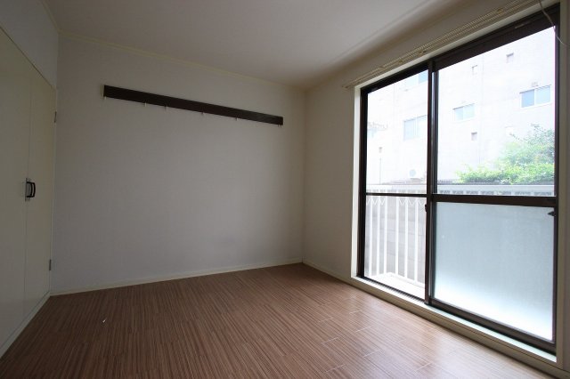 居室・リビング　同物件、別号室のものです。