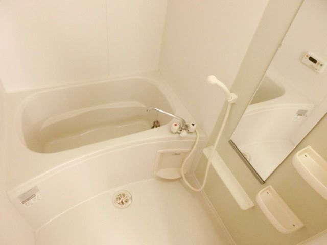 バス・シャワールーム　清潔感のあるバスルームです。