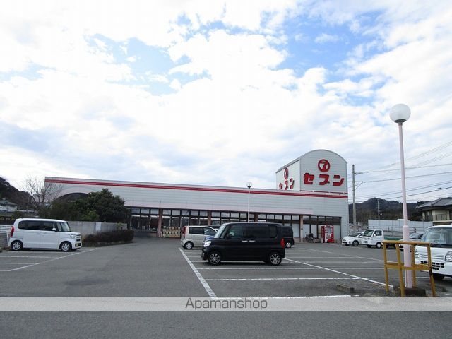 スーパー　（株）セブン／八万店（スーパー）まで611m