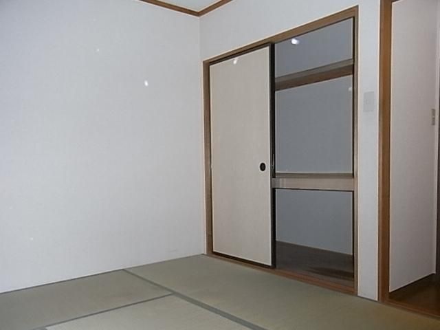 居室・リビング　☆和室６帖◇こちらにも押入☆