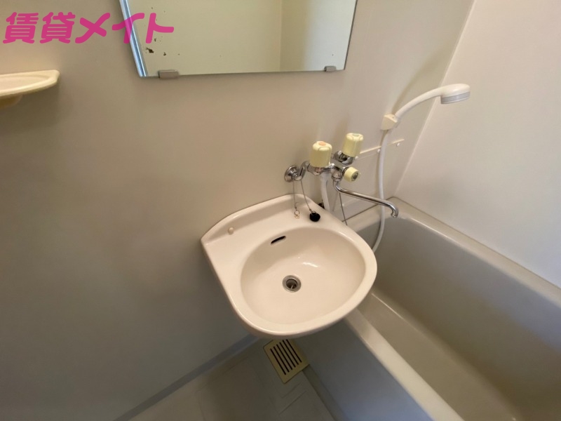 洗面設備　同型参考写真