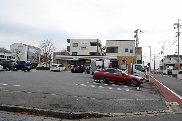 コンビニ　セブンイレブン（コンビニ）まで898m