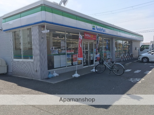 コンビニ　ファミリーマート（コンビニ）まで810m
