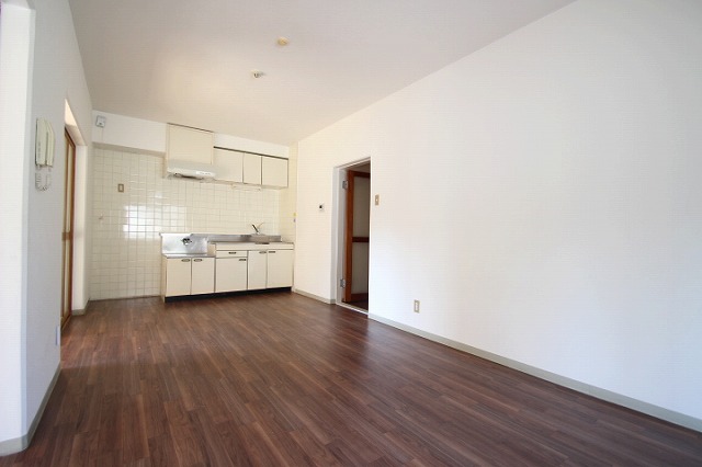 居室・リビング　同物件、別号室のものです。