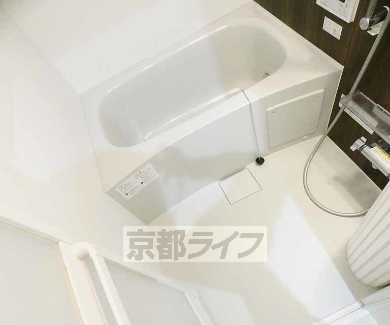 バス・シャワールーム　白を貴重とした綺麗なお風呂です。