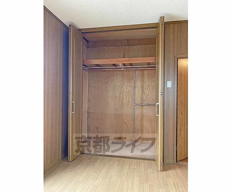 収納　バルコニー側の６帖洋室のクローゼットです。