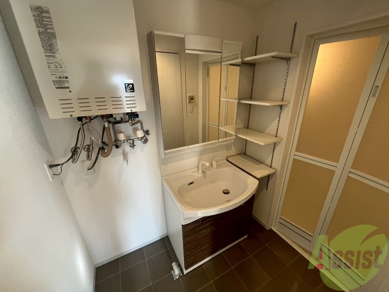 洗面設備　独立洗面台です。大きくてよいですね。シャンプーもできます！