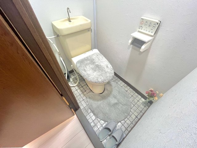 トイレ　温水洗浄便座付きのトイレです！！