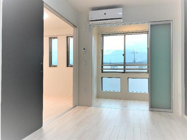 居室・リビング　室内